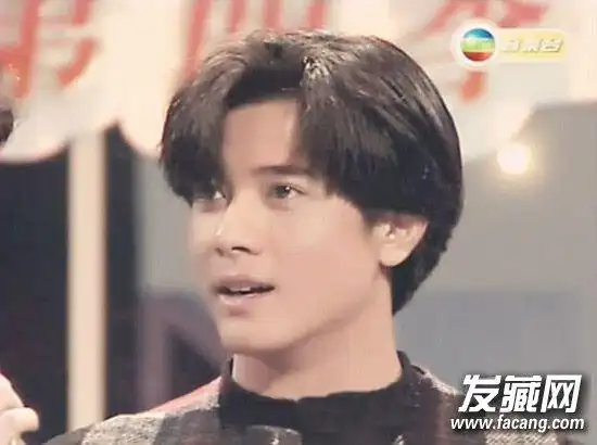 男士中分怎么留好看吴亦凡靠它轻松扮嫩