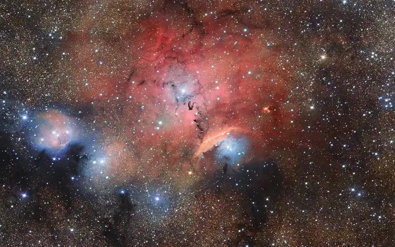 可以看到许多天文现象,包括反射,吸收和重新发射光的宇宙尘埃和气体云