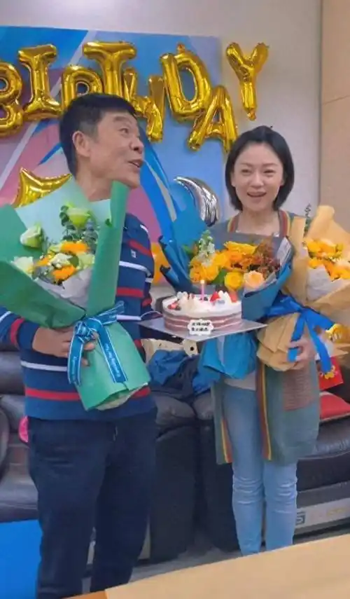 47岁"香兰"丁玲的全家福,现实丈夫比苏志丹年轻,儿子今年17岁_戴安娜