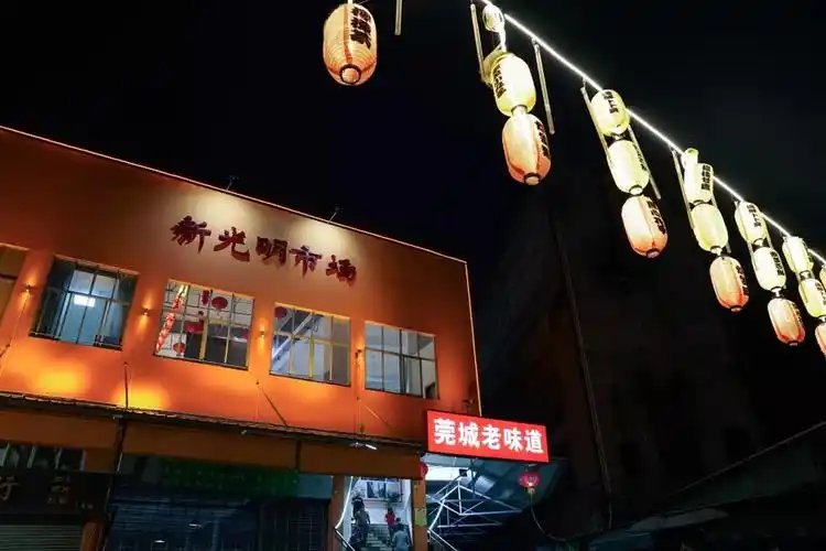 旅游业相对发达的城市里, 美食街基本是游客聚集的地方, 而对于旅游业