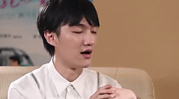 帅男握手任贤齐点头gif动图_动态图_表情包下载_soogif