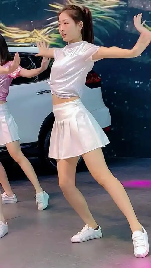 曾经的大学校花 如今一线车模舞蹈演员 出场费高达30w 在舞台上闪闪