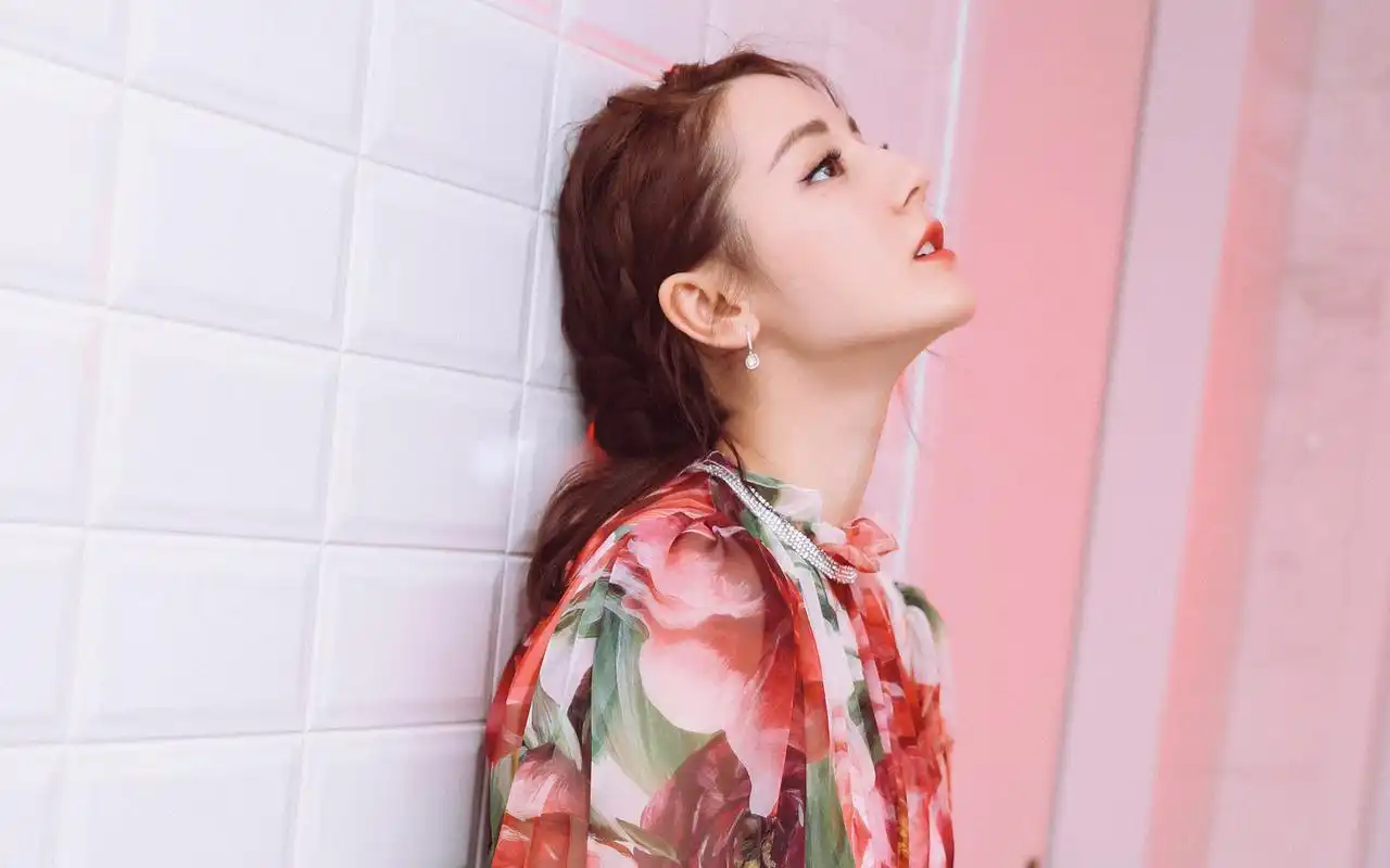 迪丽热巴性感图片高清桌面电脑壁纸