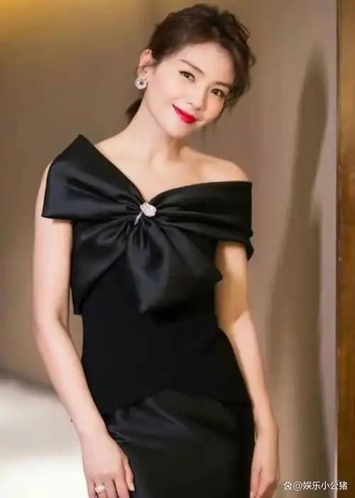 刘涛晒全家福,44岁仍细嫩像少女,老公头顶秃秃像老头