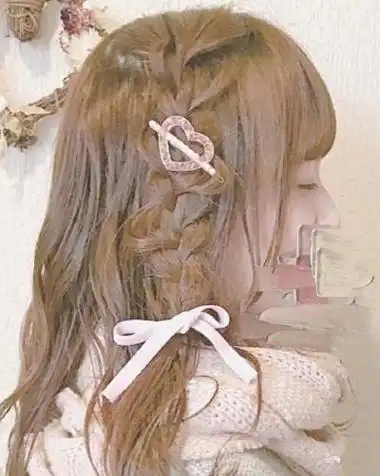 少女齐刘海侧边编发发型