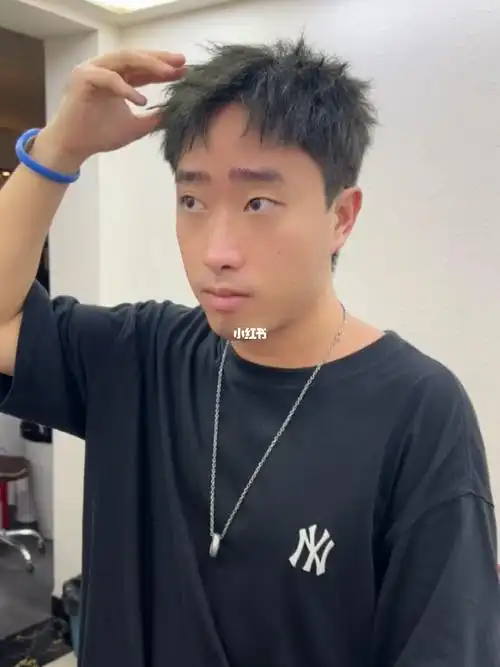 男生夏季可以尝试的发型凌乱前次微分发型