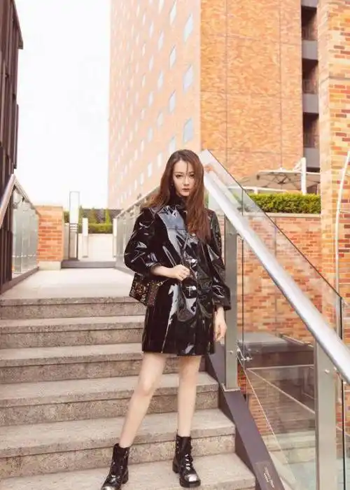 迪丽热巴穿黑色皮裙配短靴,长发披肩酷帅有魅力,27岁气质超赞_的设计