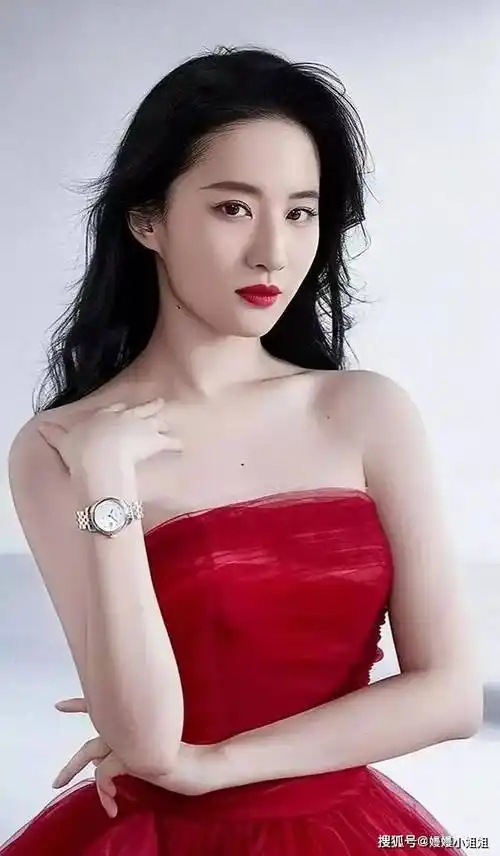 原创刘亦菲惊艳亮相蕾丝裙领口开到腰