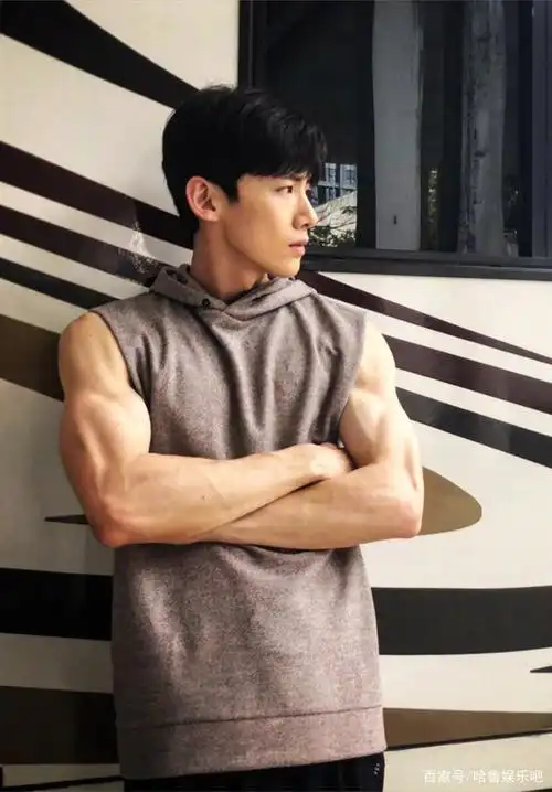 白敬亭的帅气图集,穿衣有肉脱衣显瘦的帅哥哥!