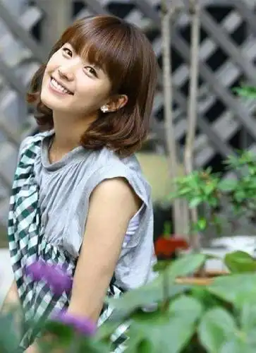 属于平淡美人型,似邻家女孩,韩式小眼睛很迷人,笑容有感染力!