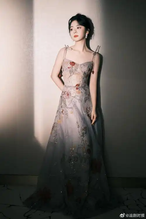 谭松韵薄纱吊带裙##谭松韵草莓吊带薄纱碎钻裙造型