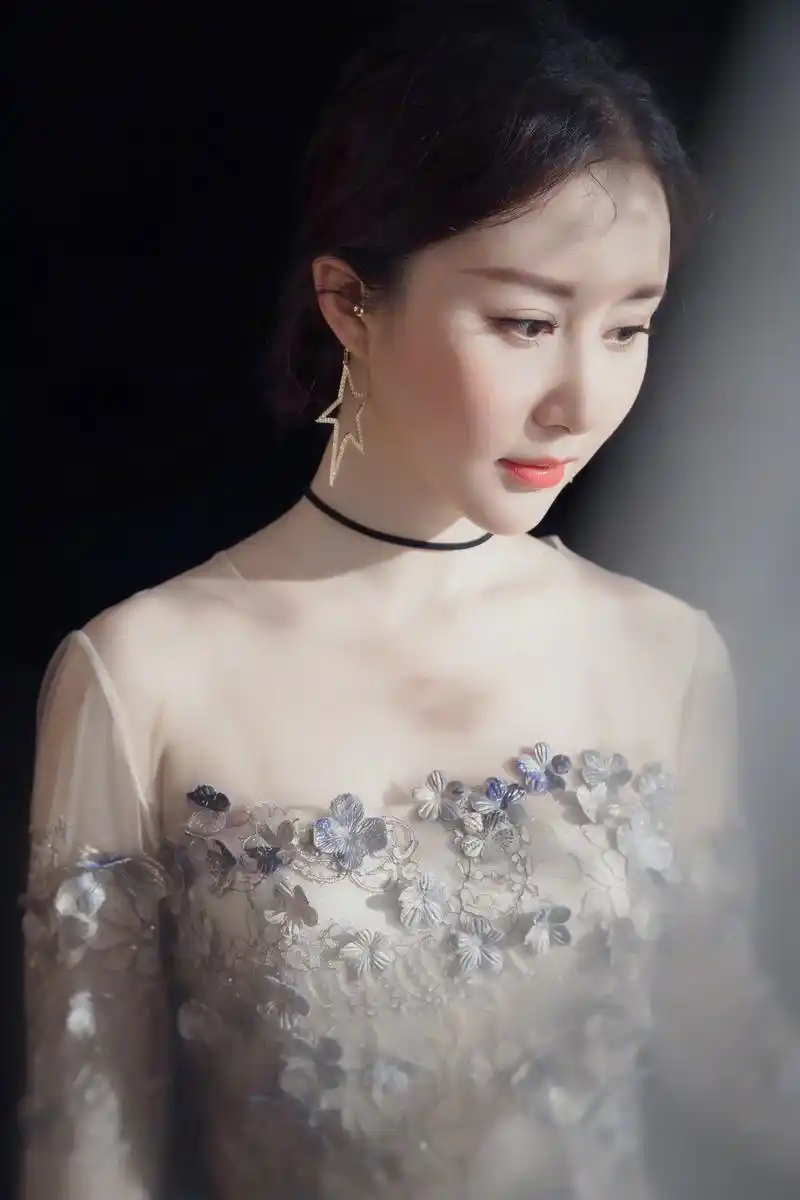 照片中的舒畅短发齐耳,不规则的发丝看上去率性又纯真,充满了时尚气息