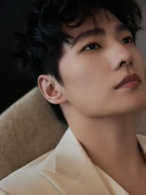 杨洋最新一组时尚写真身穿深v露空西装套装搭配随性小卷头舒适却迷人