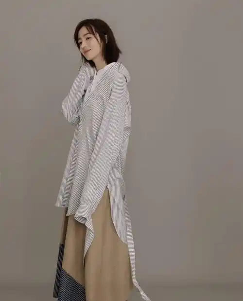 胡冰卿为出圈真的拼了,大领口加上高时尚,让人看了心跳加快
