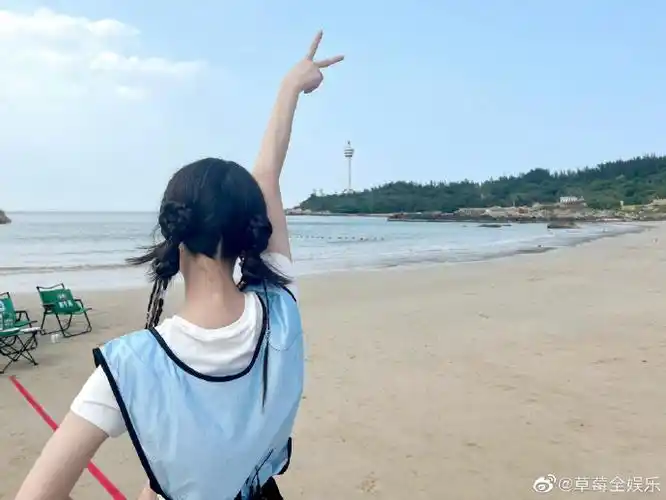 孟子义海边比耶背影照##孟子义海边比耶