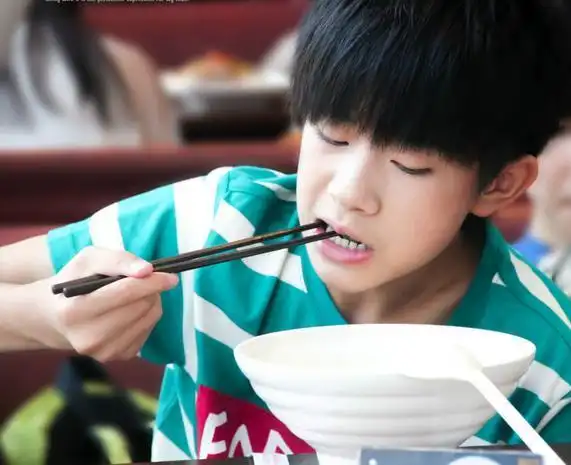 易烊千玺的吃相也是不错,满满的一大碗想必食欲一定不错