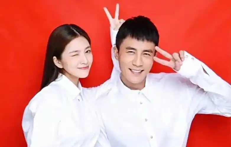 杜淳为什么娶二婚女看他结婚后王灿的状态就知道了,年轻了十岁_结婚照