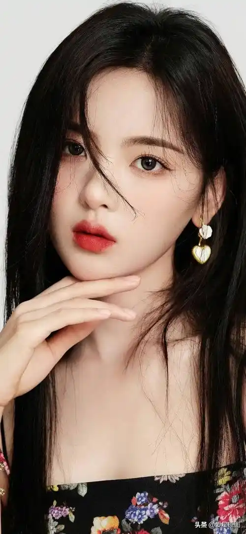 了中国内地新星杨超越各个时期经典的艺术超清原图写真壁纸七十七张供