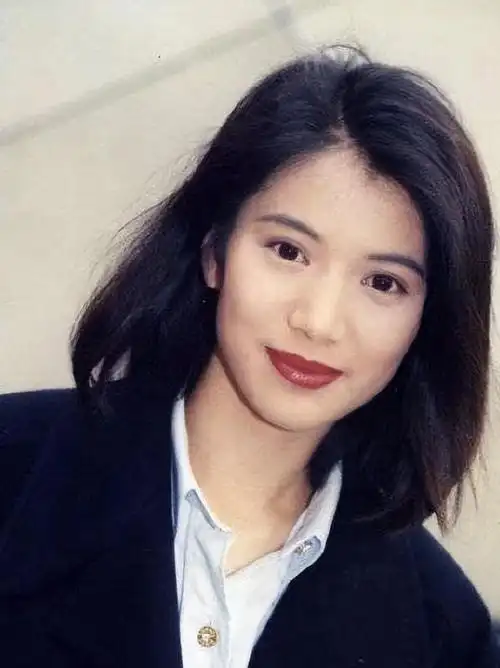 袁咏仪是港姐出身,外貌上是很漂亮的,很多人就说,袁咏仪只是长得好看