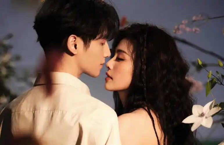 罗云熙 白鹿《长月烬明》时尚芭莎合体大片 两人深情对视拥吻好甜_剧