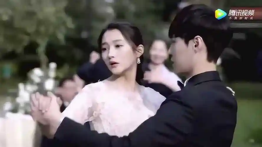 好先生张艺兴和关晓彤跳舞关晓彤道你搂紧点我身上绑炸弹了