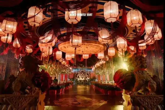 而婚礼现场,名菜珍点,婚礼布置,总花销超过了骇人的3个亿.