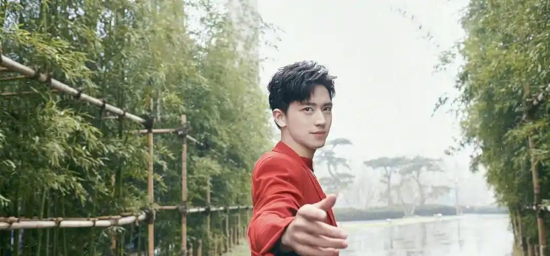 红色西装配短裤,闺蜜合照的角度很刺激_古力娜扎_时尚_设计