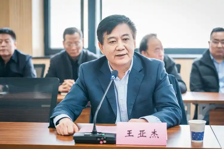 校长郭立宏宣读任命决定校党委常委,副校长张远军作表态发言与会干部