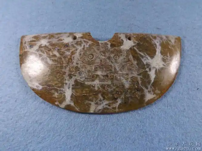 首页 店铺交易 玉器玉雕 出土的良渚文化青玉满灰皮兽面纹大玉璜
