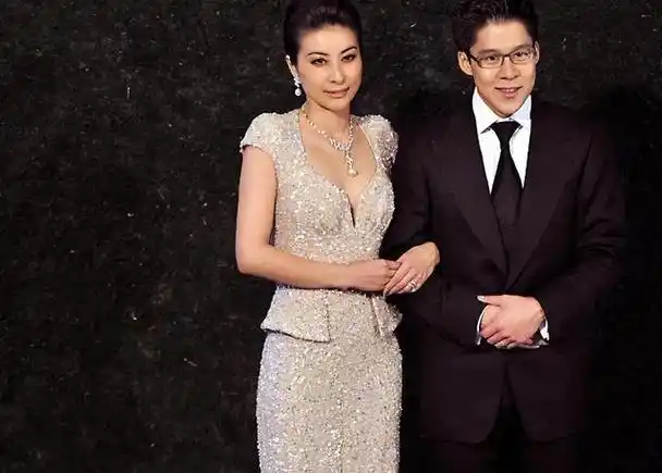 然而,在所有婚礼照片中,郭晶晶的结婚照片无疑是一颗璀璨的明星