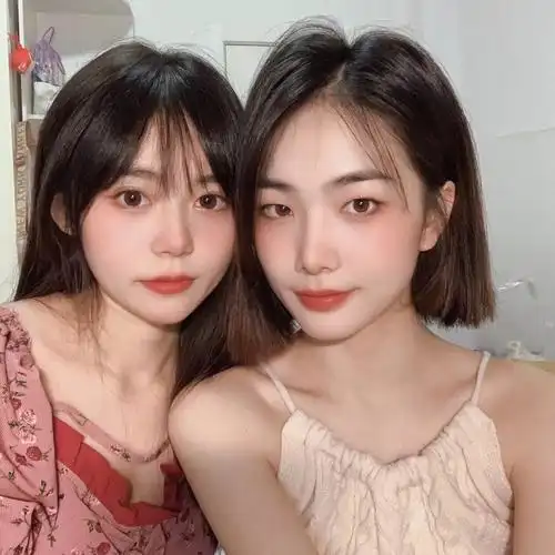 闺蜜房间合照滤镜自拍get小姿势