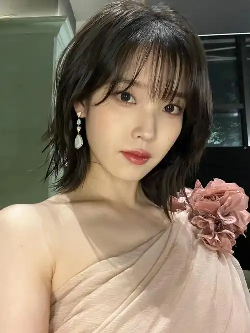 iu李知恩剪短发!西装外套尽显干练风范,腰线更是棒极了!