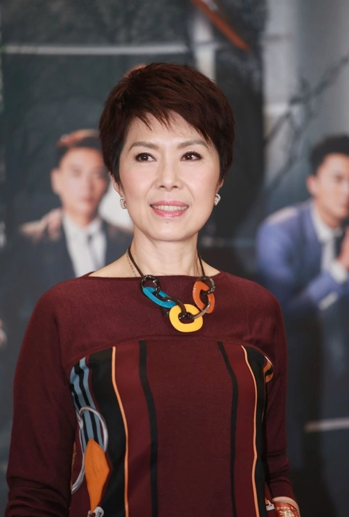 原创关菊英携同性密友现身聚会两人同框尽显默契同居多年无意再婚