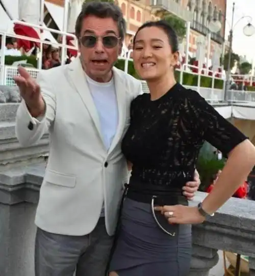 巩俐与老公拍写真走路深情望丈夫70岁外籍老公一头黑发显年轻