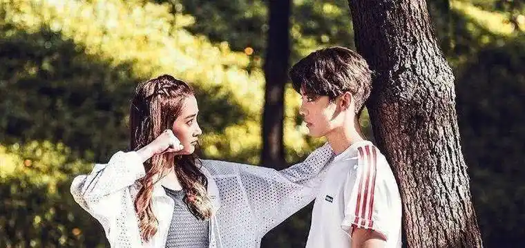 与此同时,关晓彤和鹿晗同居的消息,也时不时地传出.