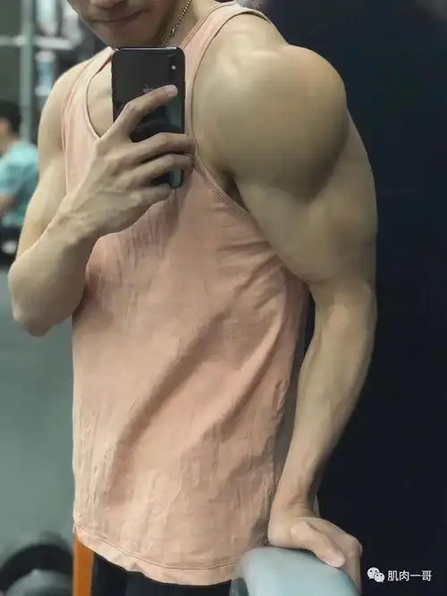 那个爆红推特的肌肉学长原来是他