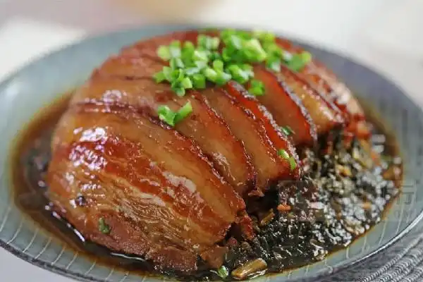 梅菜扣肉虽然来自于广东的梅州地区,但是在全国各地都会有这道菜,大家