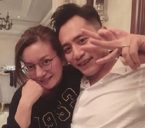 赵薇刘烨素颜合影两人似乎醉了 刘烨:我薇爱你