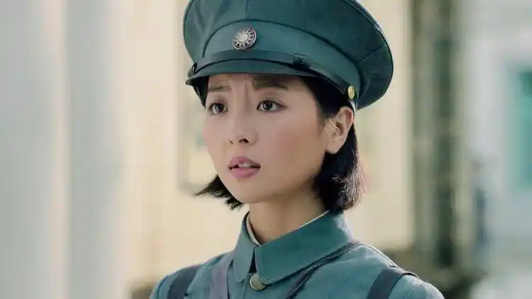 《热血军旗》:美女毕业,碰见老熟人,原来她这么优秀