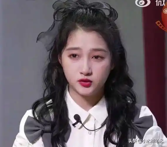 关晓彤只有24岁,但面部的皮肤并不紧致,反而十分松弛,与她实际的年龄