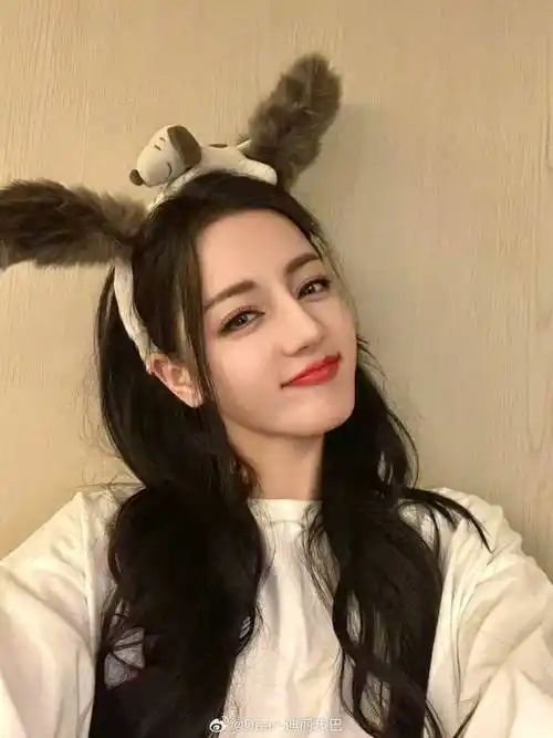 迪丽热巴戴小狗发箍自拍画猫咪眼线俏皮有魅力