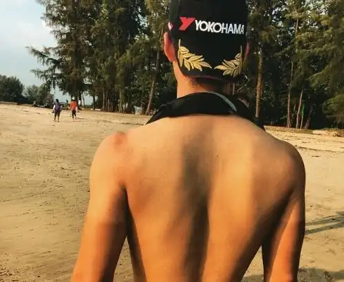 窦骁晒健身照,细腰宽肩,肌肉身材刚刚好