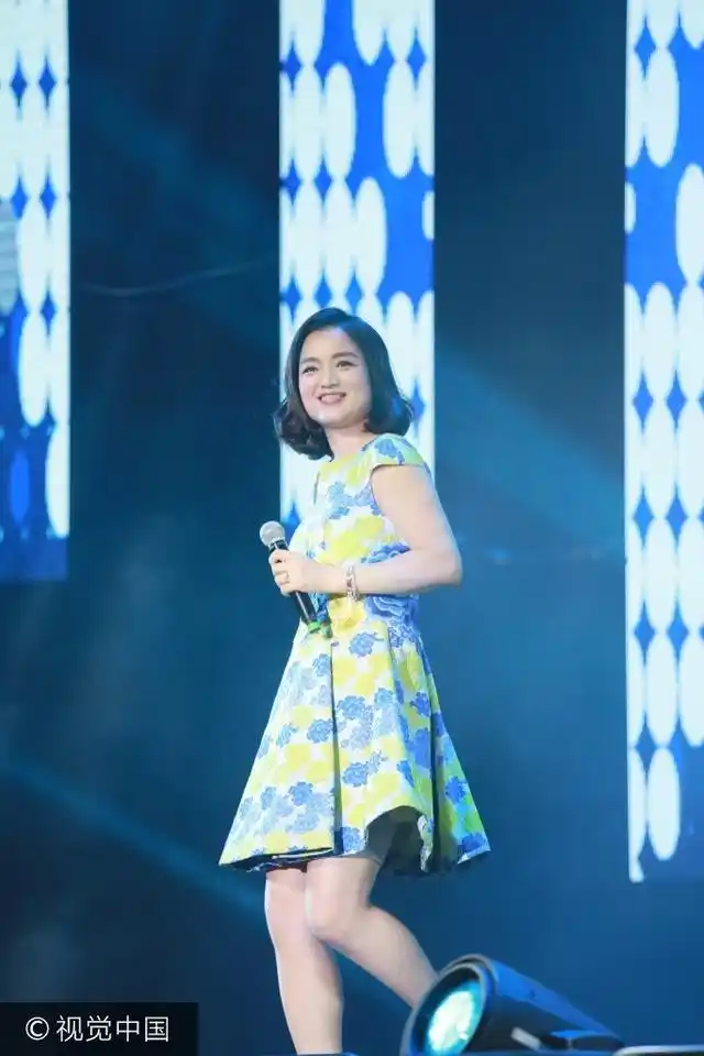 42岁歌手白雪为慈善献唱一袭花裙青春洋溢