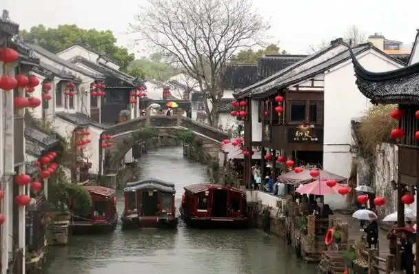 2023年4月3日,游客冒雨在江苏省苏州市山塘古街踏青春游.