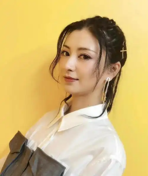 演员斓曦,吃饭路上捡来一位老公,低调幸福十年