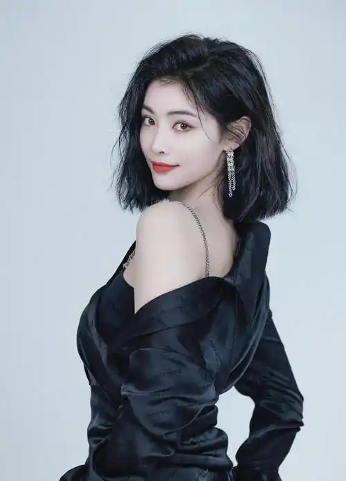 许佳琪27岁生日写真,在高冷酷飒御姐和清新元气学姐中切换自如_实力派