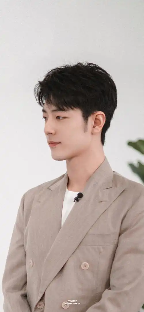 肖战的那年今日##和肖战点亮微博之夜#帅小子表情真丰富,帅气又可爱