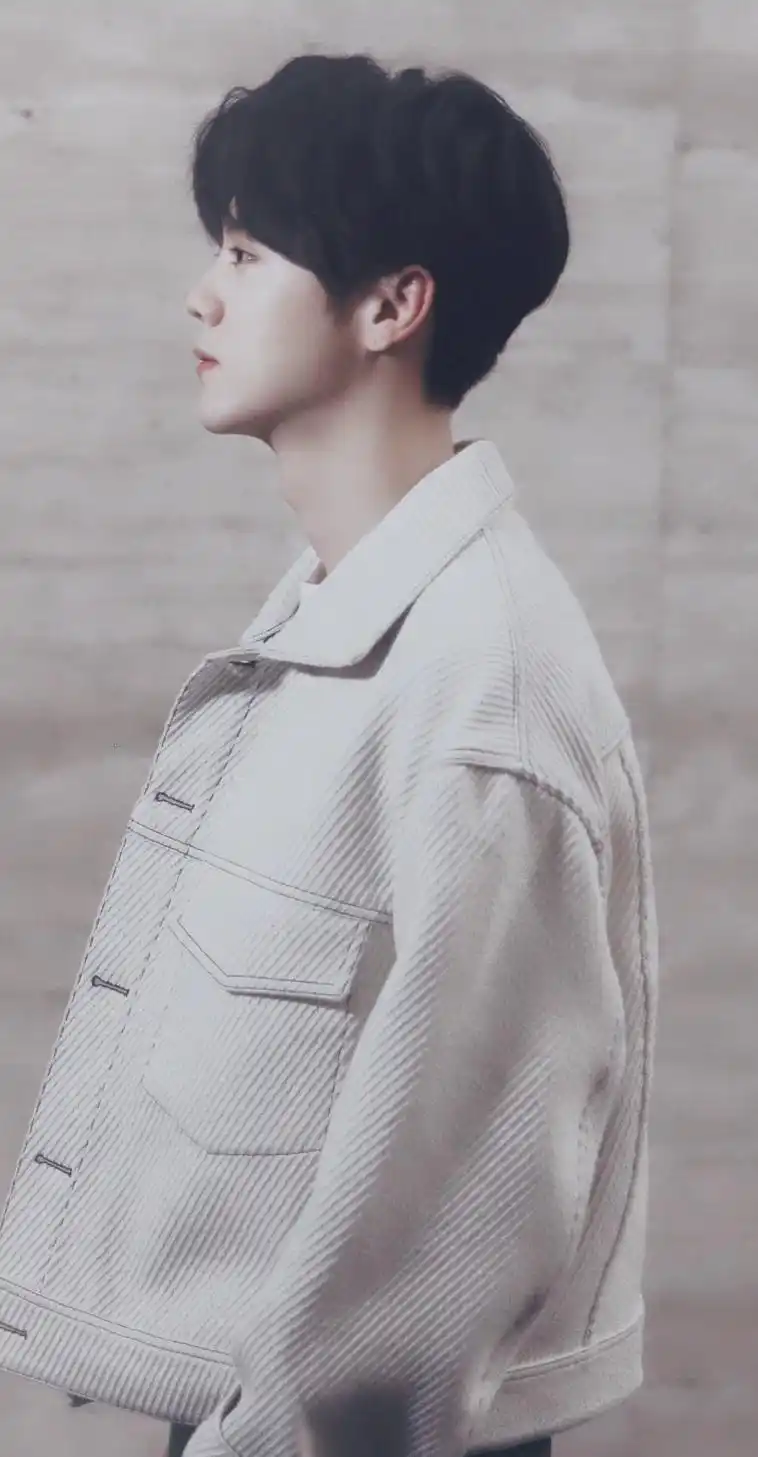 鹿晗侧脸宜古宜今 回眸气质独特非凡