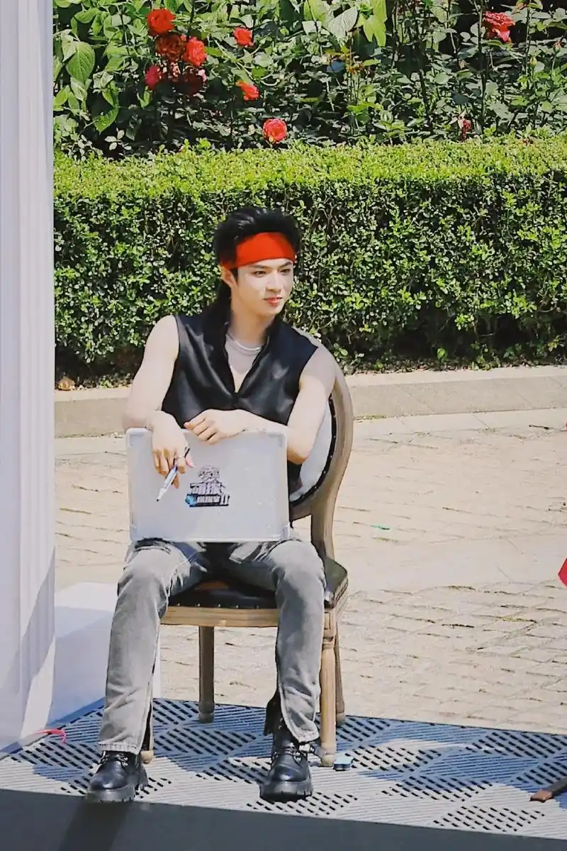 刘耀文这造型真的是帅,无袖,发带,以后这种造型多来点吧!期待 - 抖音