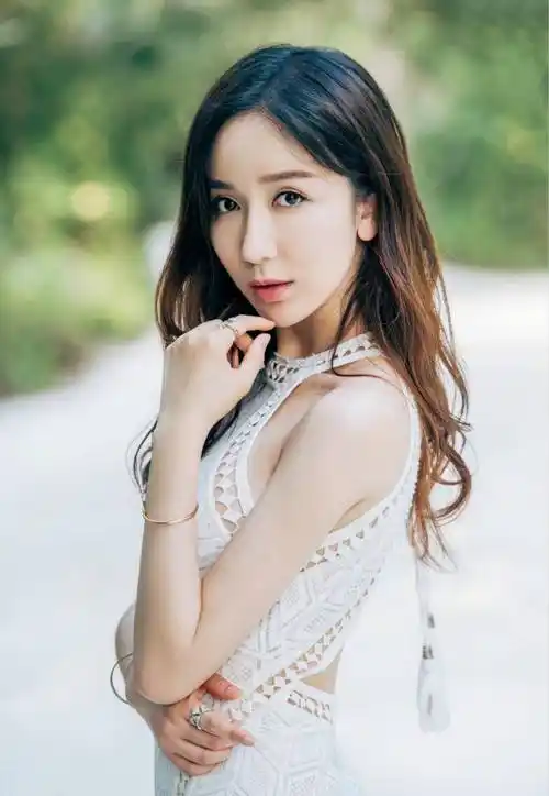 娄艺潇穿泳装在游艇嗨玩,皮肤亮晃眼毫无赘肉,住双层豪宅太滋润_视频